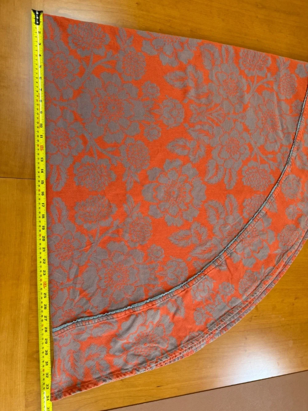 Anthropologie Magnolia Jacquard Tablecloth and Dahlia Napkin Set (8)
